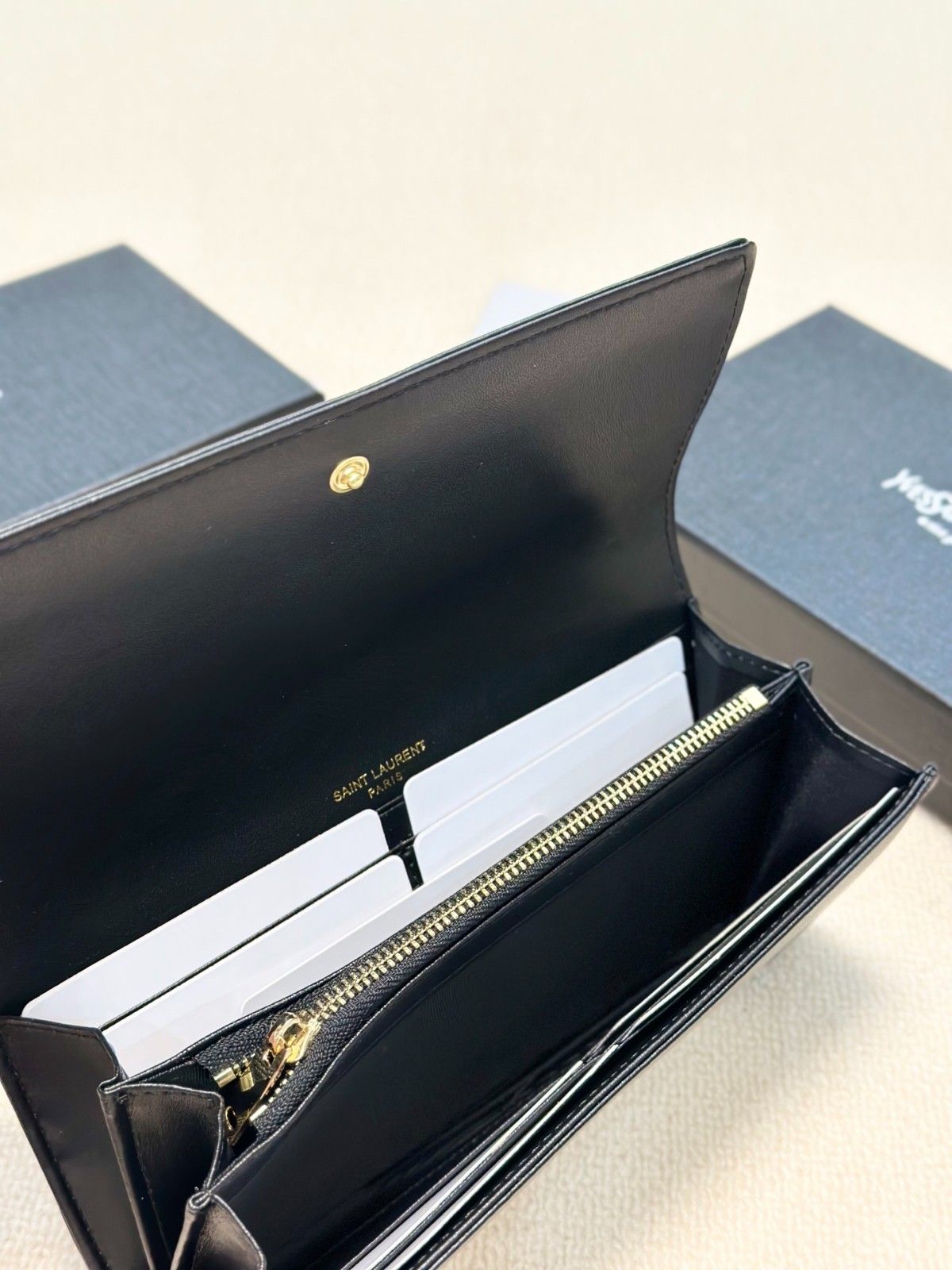 イヴ・サンローラン 長財布 レザー レディース向け オシャレ A30445