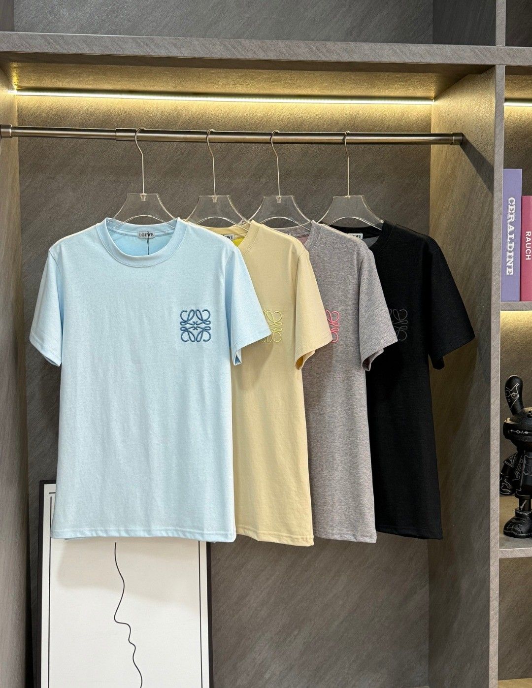 ロエベ 半袖Tシャツ 同色のロゴ刺繍入り ラウンドネック A30459