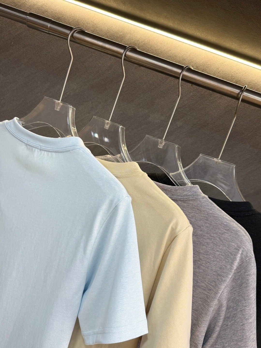 ロエベ 半袖Tシャツ 同色のロゴ刺繍入り ラウンドネック A30459