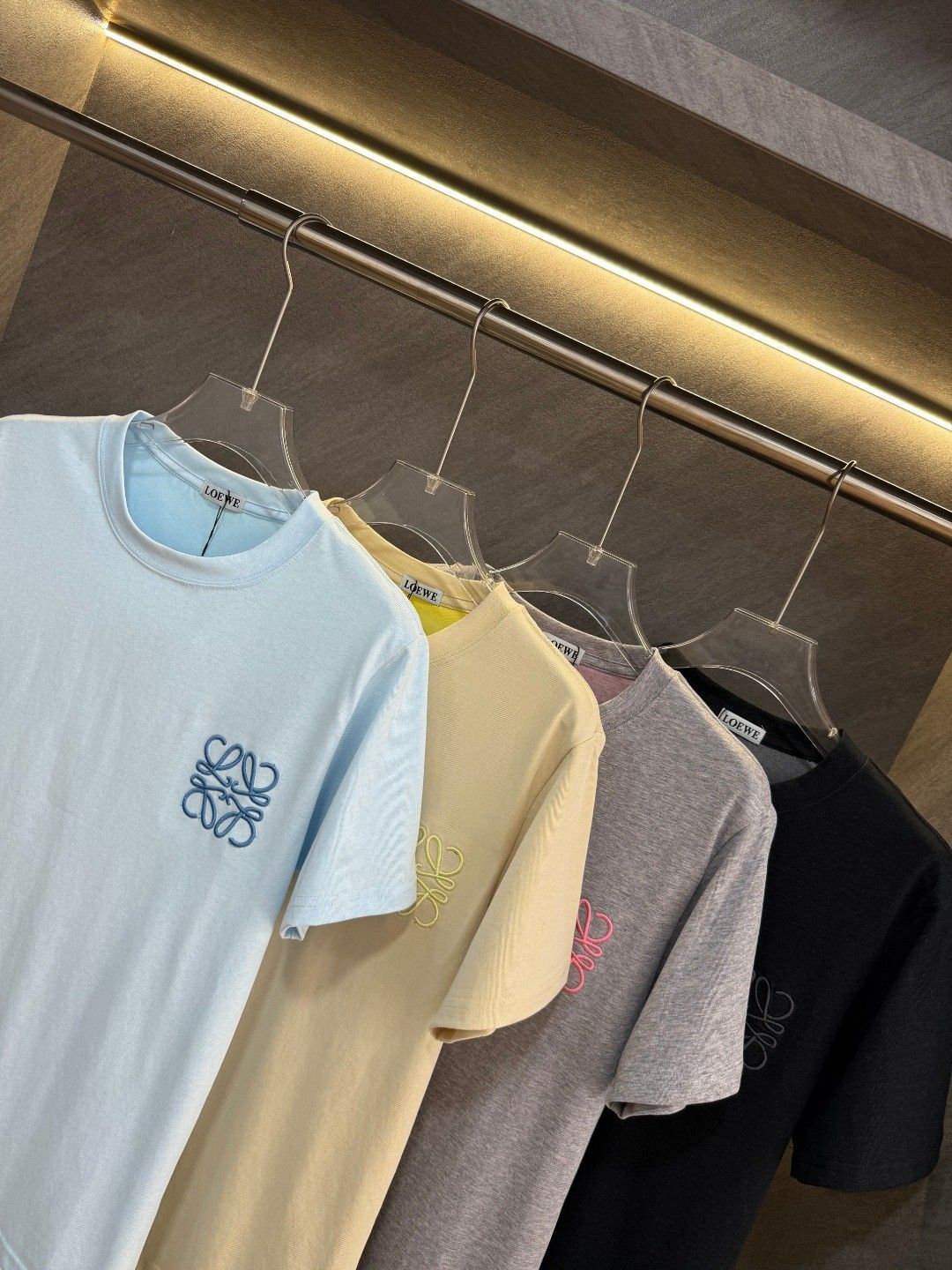 ロエベ 半袖Tシャツ 同色のロゴ刺繍入り ラウンドネック A30459