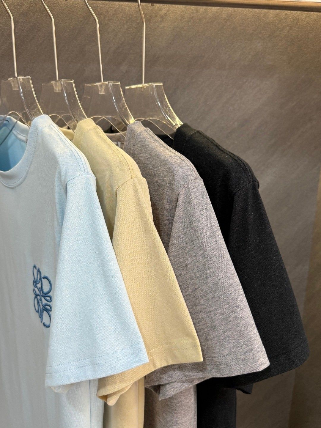ロエベ 半袖Tシャツ 同色のロゴ刺繍入り ラウンドネック A30459