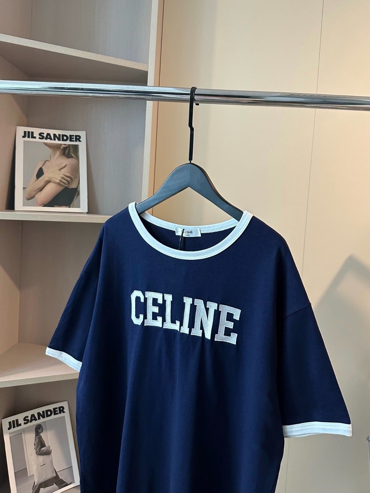 セリーヌ 半袖Tシャツ 文字刺繍入り ネイビー A30473