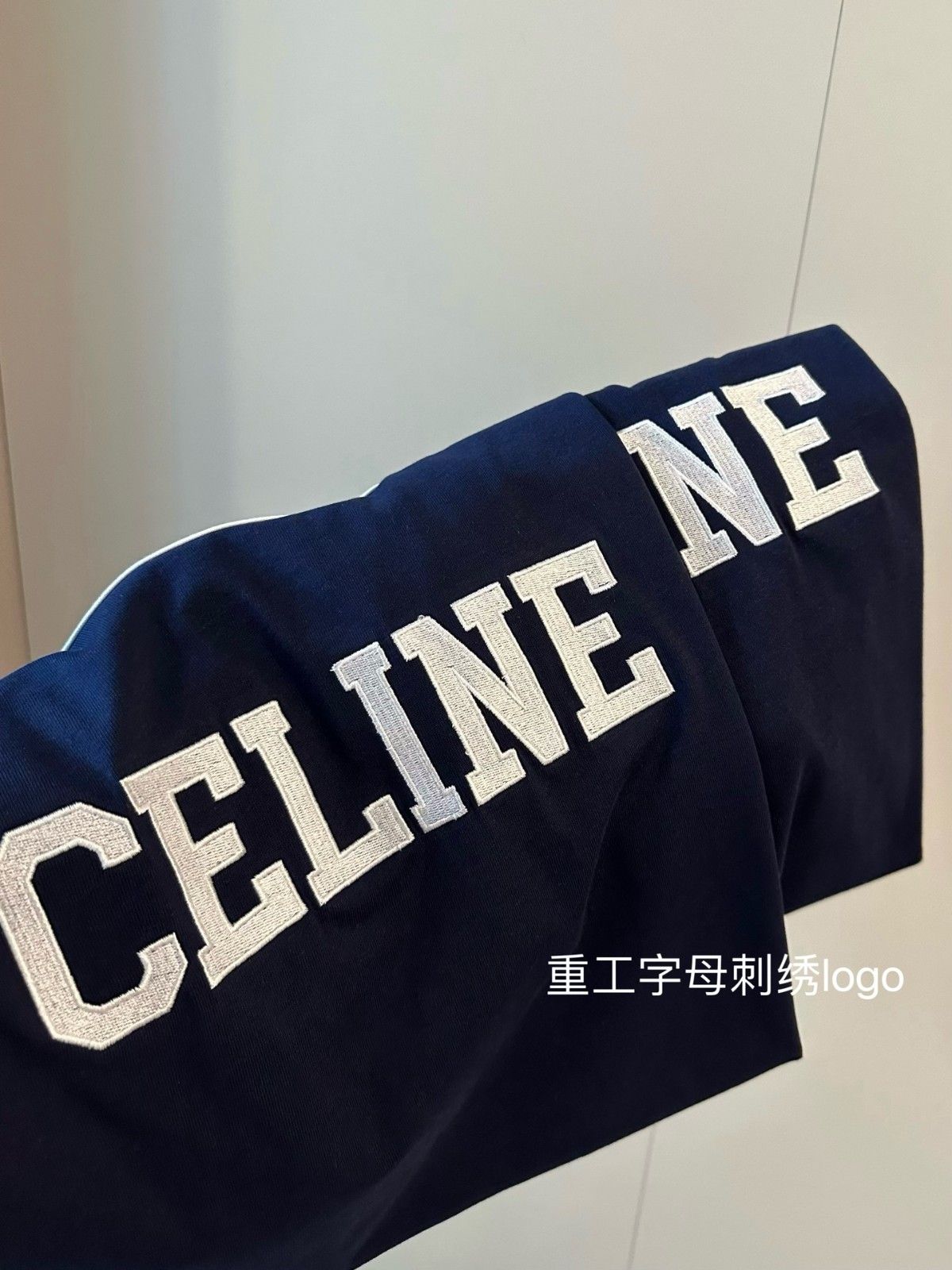 セリーヌ 半袖Tシャツ 文字刺繍入り ネイビー A30473
