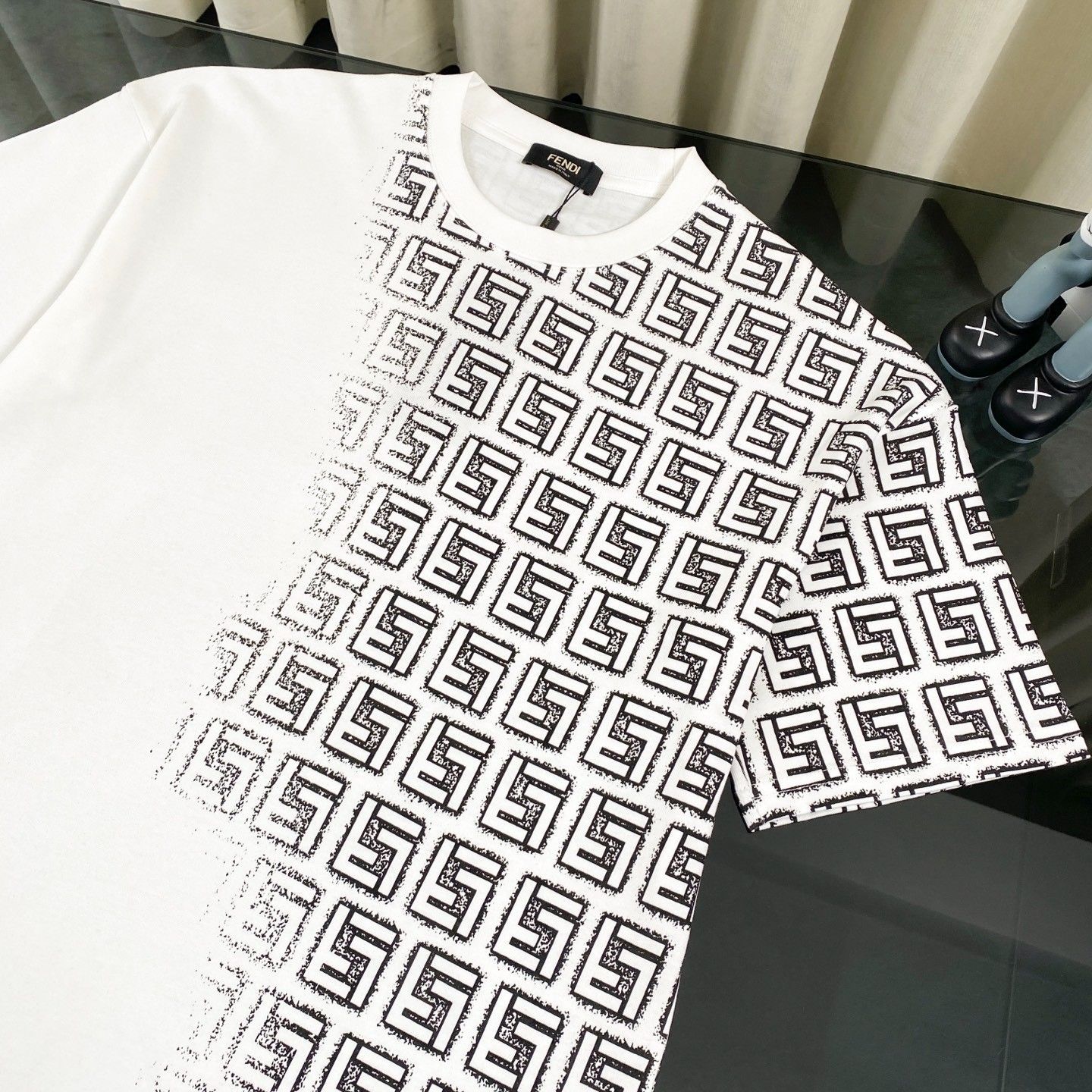 フェンディ 半袖Tシャツ クラシック ロゴ フルプリント A30536