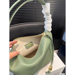 ロエベ ホーボーバッグ 高級感 レザー ショルダー A30550