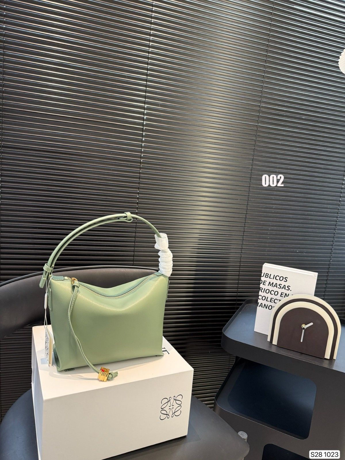 ロエベ ホーボーバッグ 高級感 レザー ショルダー A30550