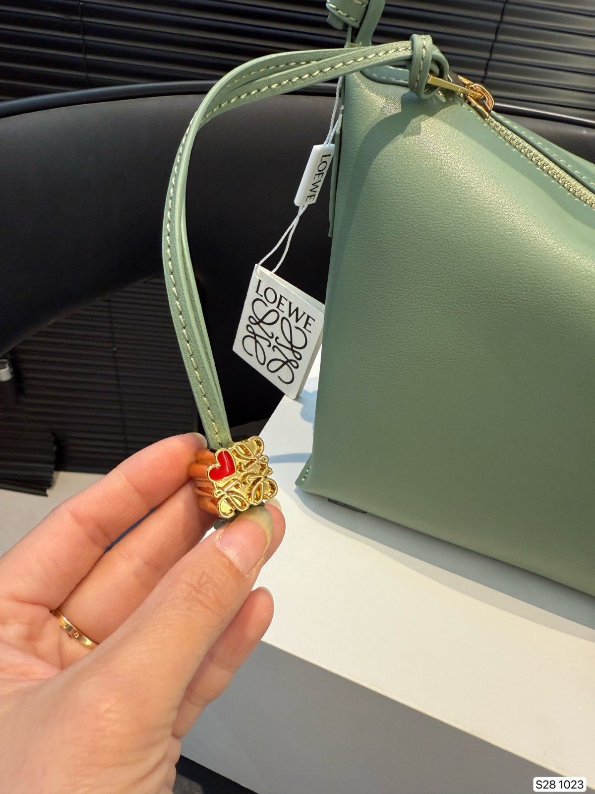 ロエベ ホーボーバッグ 高級感 レザー ショルダー A30550
