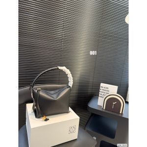 ロエベ ホーボーバッグ 高級感 レザー ショルダー A30550
