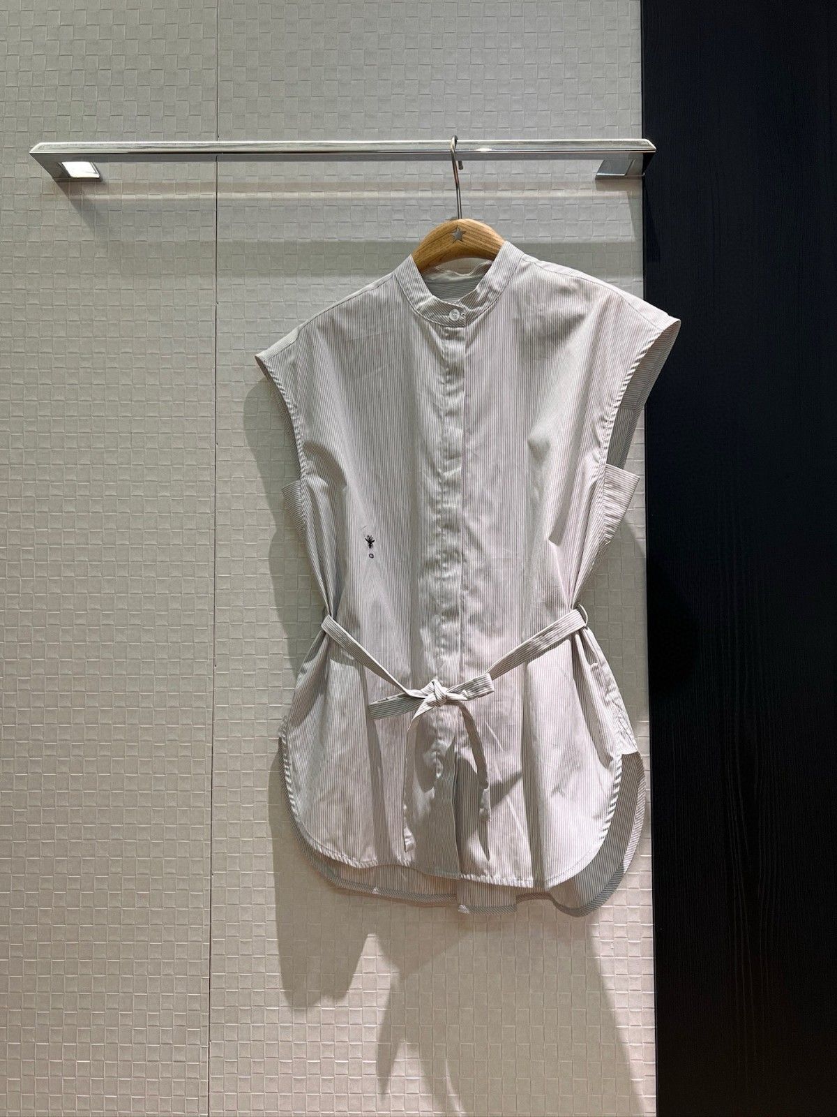ディオール ノースリーブシャツ 刺繍ロゴ シンプル 高級感 A30546