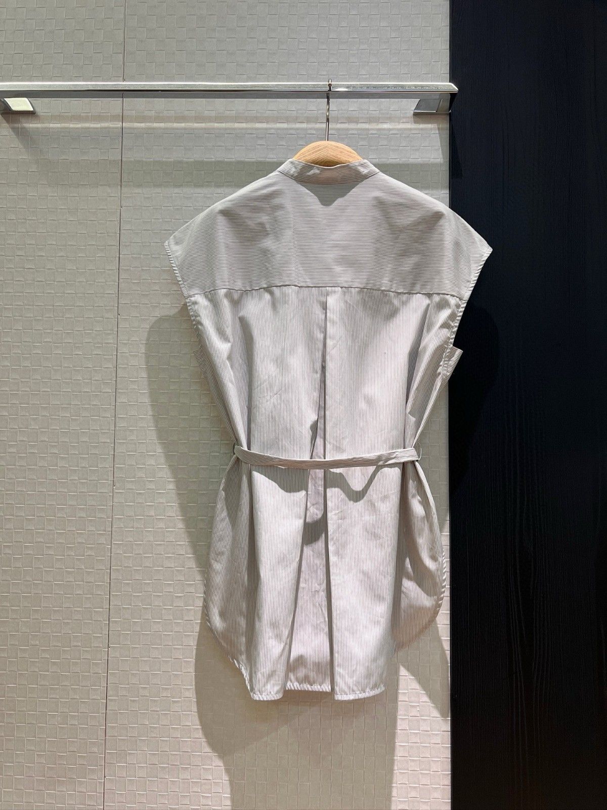 ディオール ノースリーブシャツ 刺繍ロゴ シンプル 高級感 A30546
