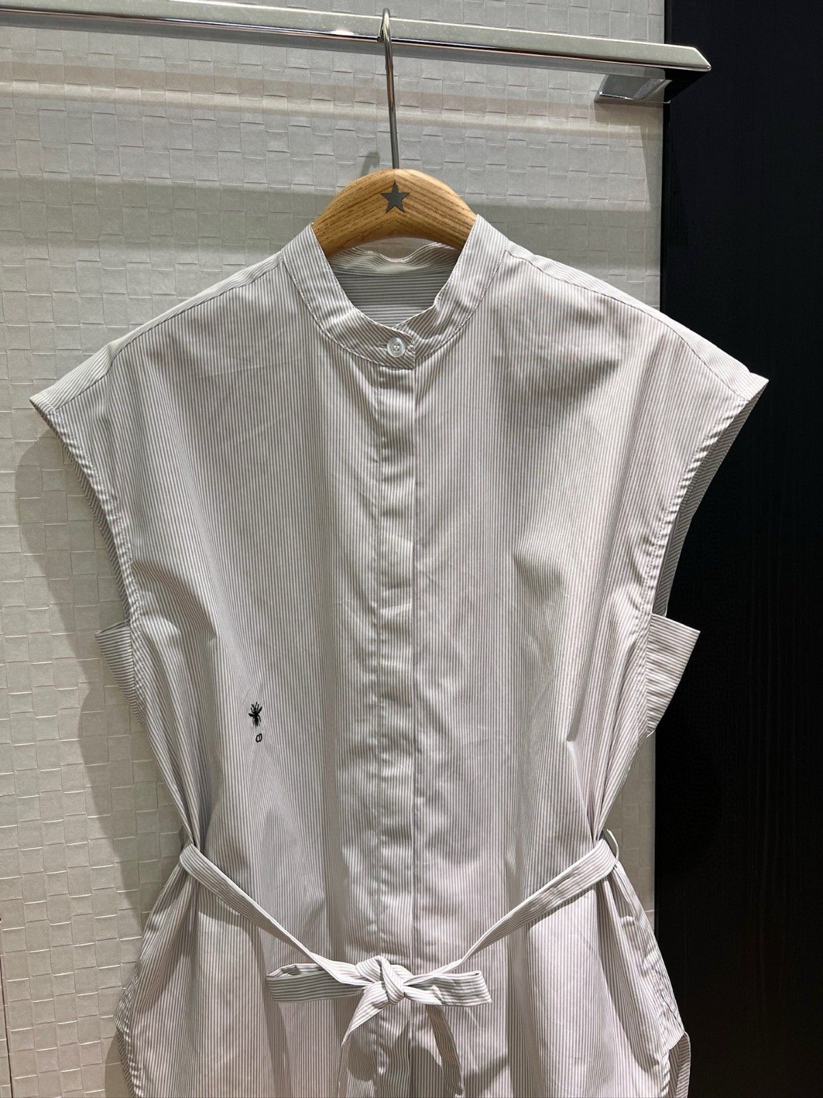 ディオール ノースリーブシャツ 刺繍ロゴ シンプル 高級感 A30546