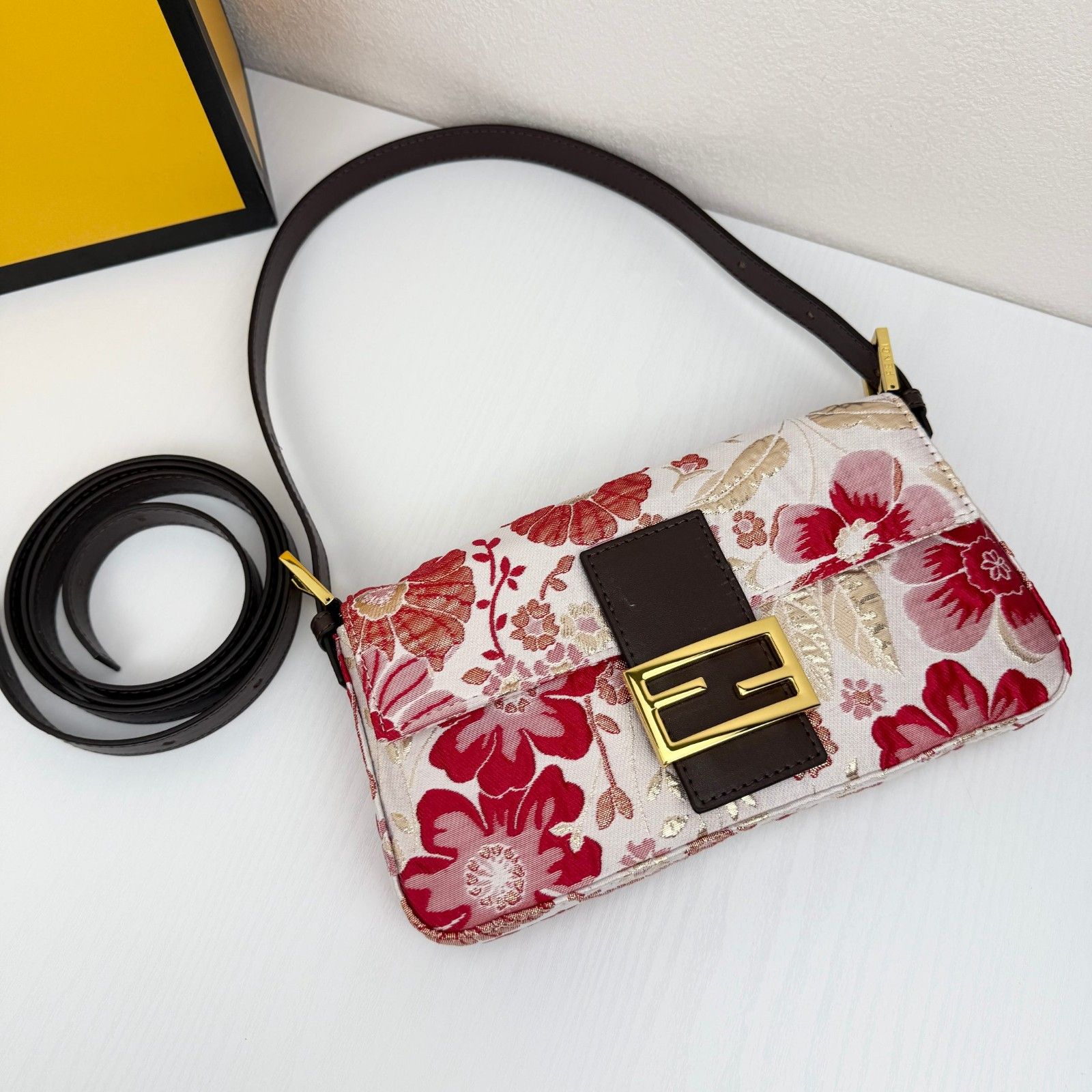 フェンディ ハンドバッグ ショルダー 刺繍 リネン牛革 可愛い A30551