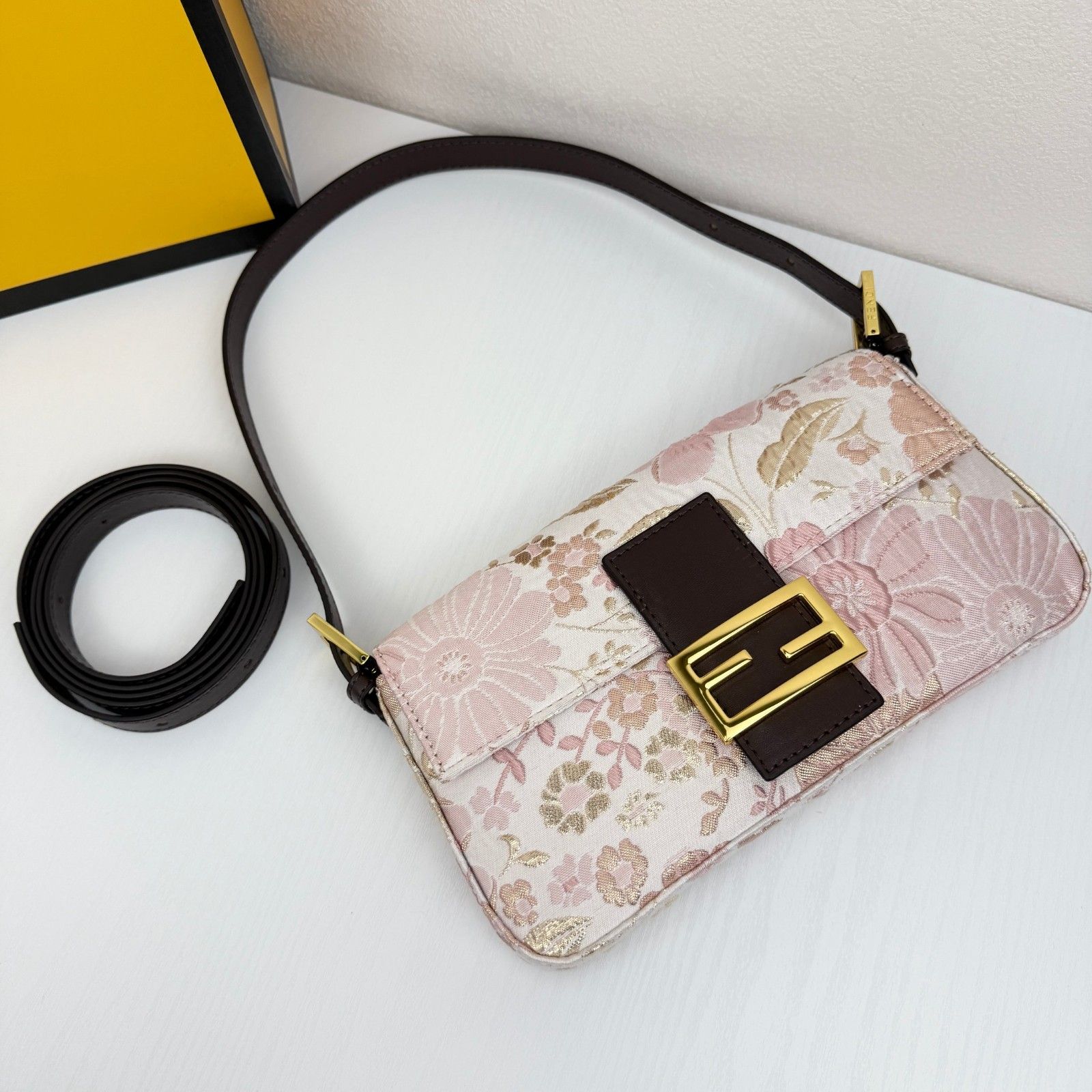 フェンディ ハンドバッグ ショルダー 刺繍 リネン牛革 可愛い A30551