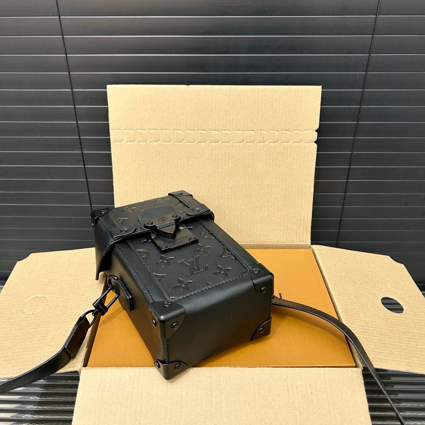 ルイヴィトン TRUNK Vertical  スマホポーチ ミニバッグ ショルダーバッグ A30560