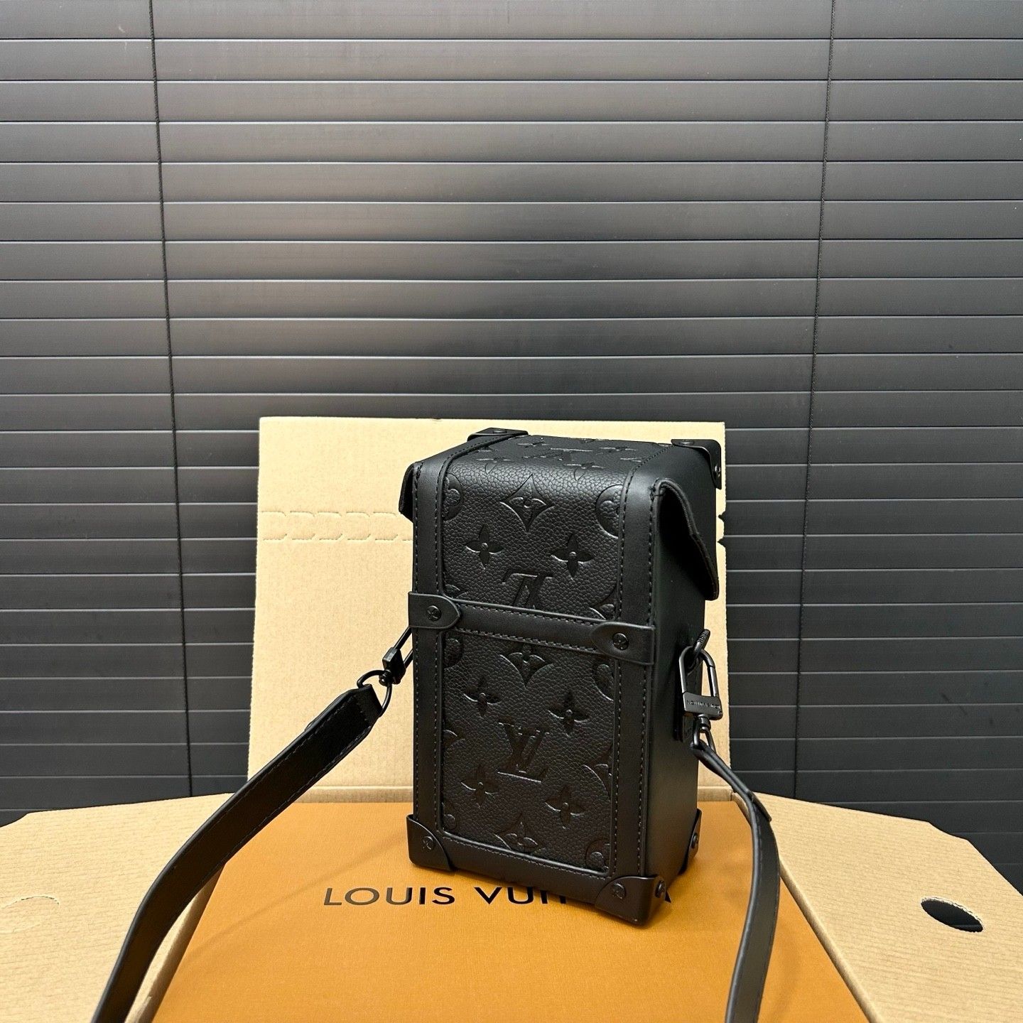 ルイヴィトン TRUNK Vertical  スマホポーチ ミニバッグ ショルダーバッグ A30560