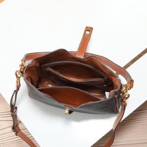 セリーヌ ショルダーバッグ レザー 高級感 A30576