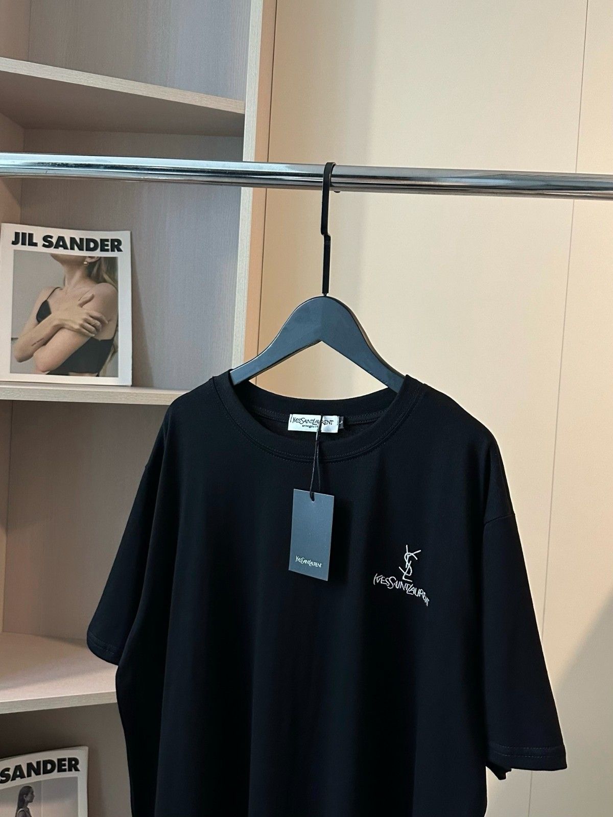 イヴ・サンローラン 半袖Tシャツ 刺繍入り 高級 ブラック A30604