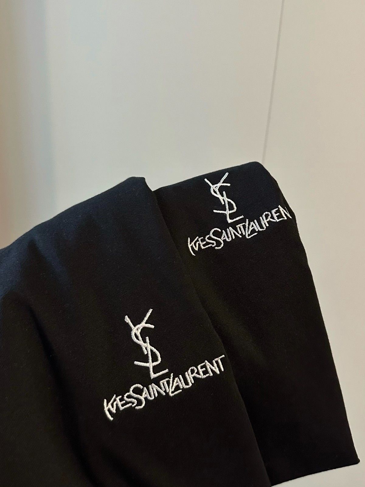 イヴ・サンローラン 半袖Tシャツ 刺繍入り 高級 ブラック A30604