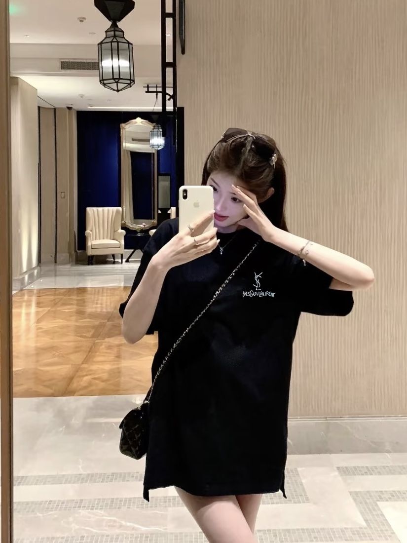 イヴ・サンローラン 半袖Tシャツ 刺繍入り 高級 ブラック A30604