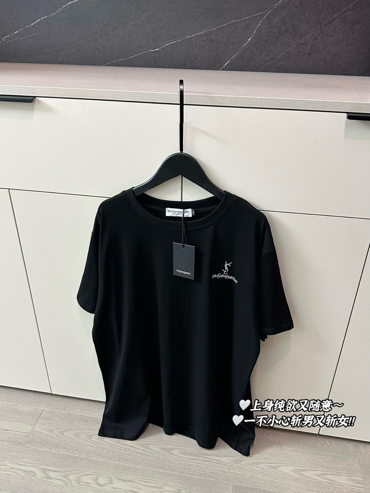 イヴ・サンローラン 半袖Tシャツ 刺繍入り 高級 ブラック A30604