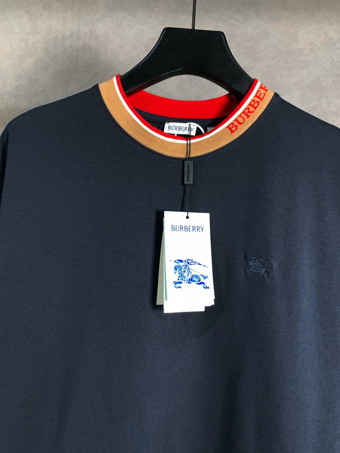 バーバリー 半袖Tシャツ ラウンドネック 刺繍ロゴ A30627