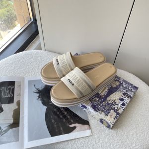 ディオール プラットフォームスリッパ サンダル 刺繍入り A30653