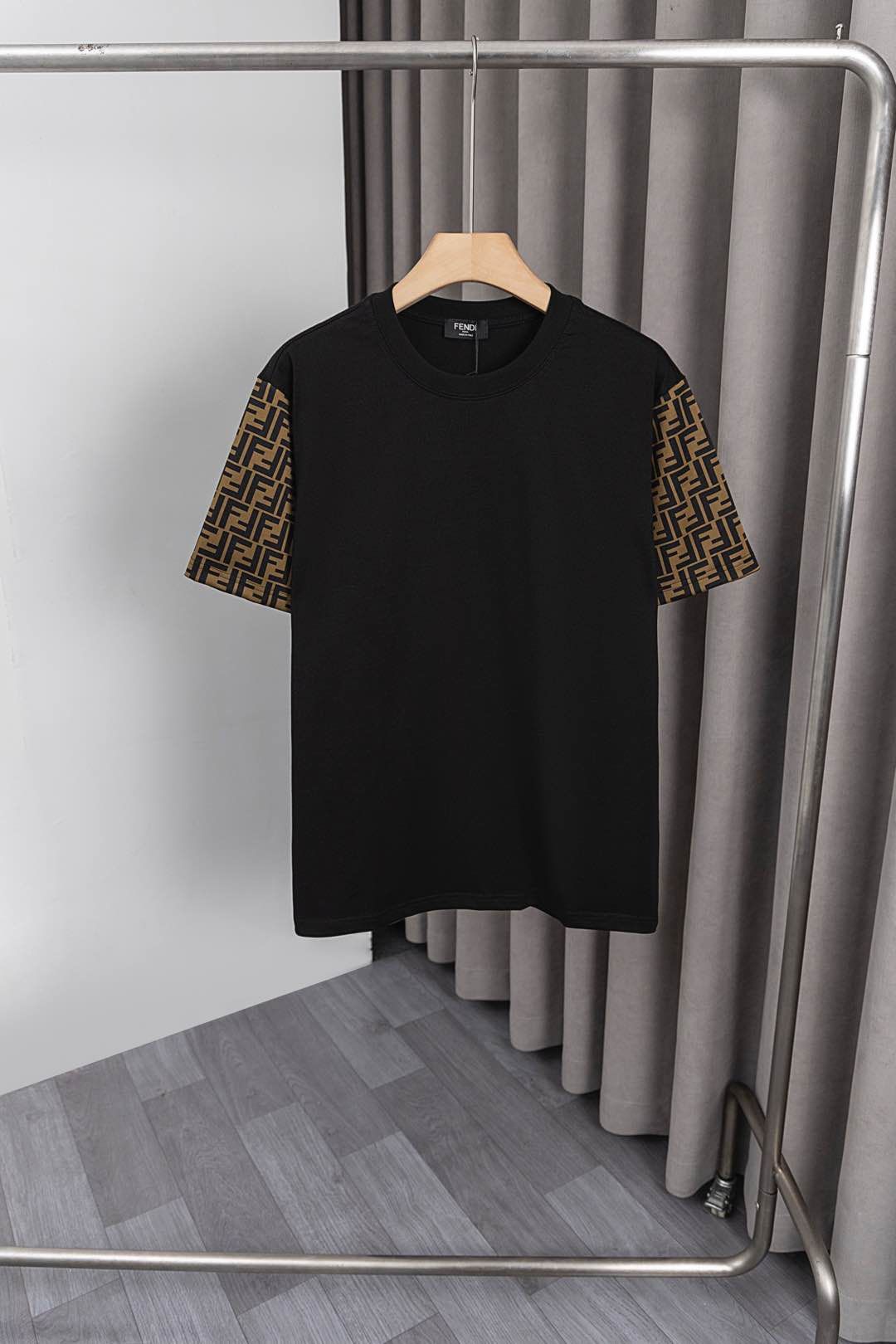フェンディ 半袖Tシャツ FFロゴ メンズ レディース A30700