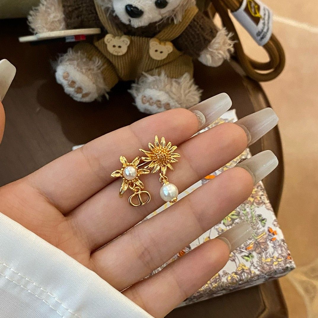 ディオール ピアス ひまわり 真鍮にスチールの刻印入り A30701