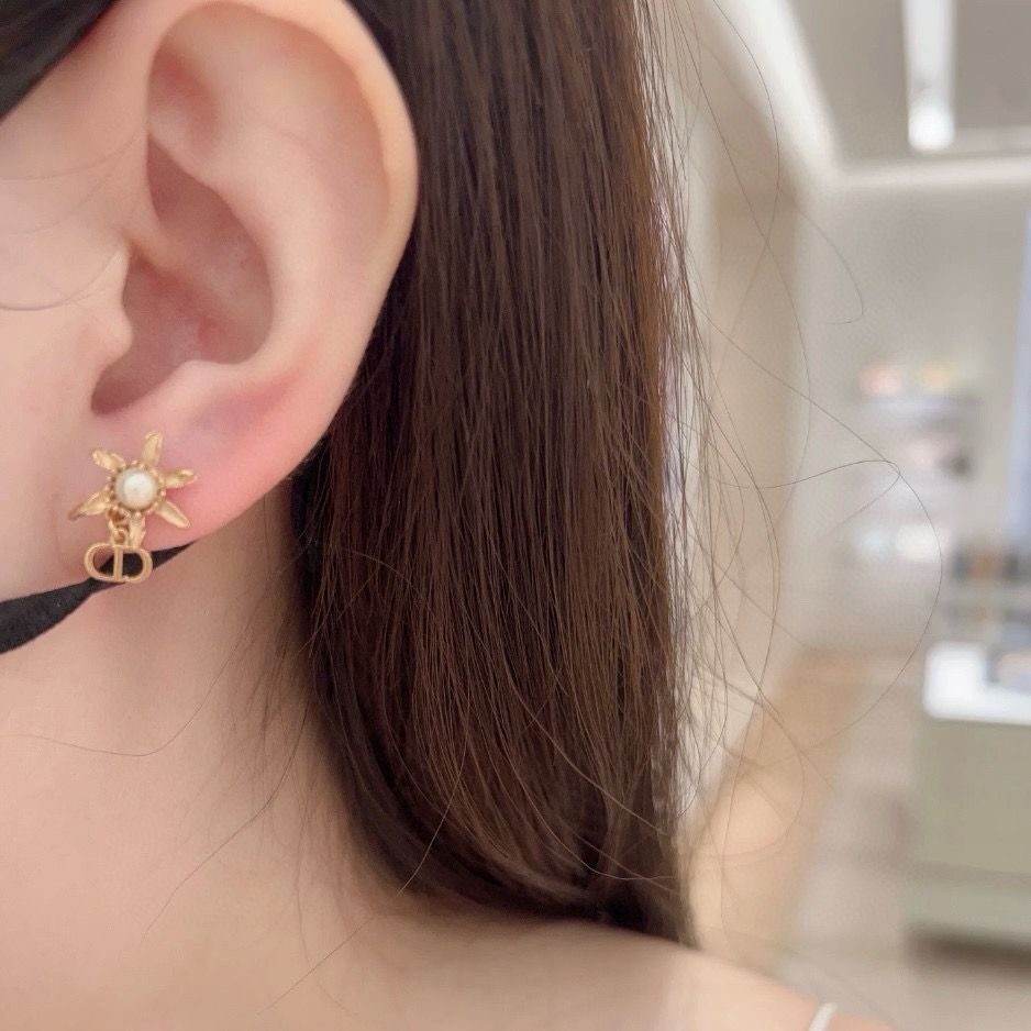 ディオール ピアス ひまわり 真鍮にスチールの刻印入り A30701
