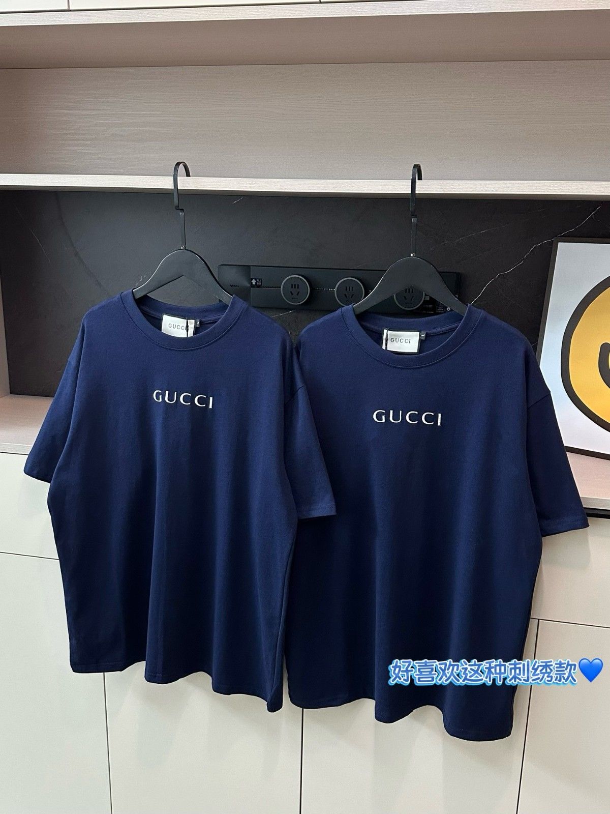 グッチ 半袖tシャツ 刺繍ロゴ 高級感 ネービー A30733