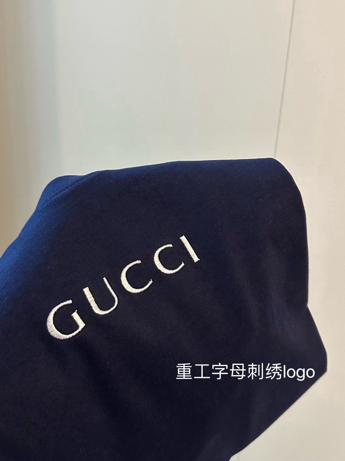 グッチ 半袖tシャツ 刺繍ロゴ 高級感 ネービー A30733