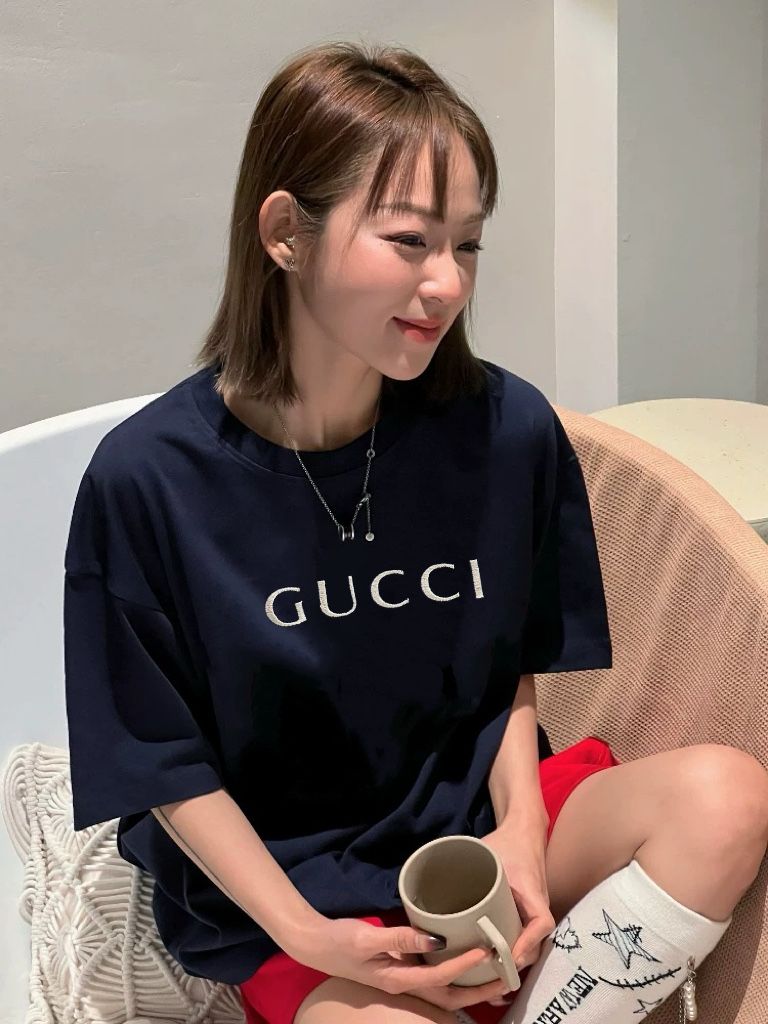 グッチ 半袖tシャツ 刺繍ロゴ 高級感 ネービー A30733