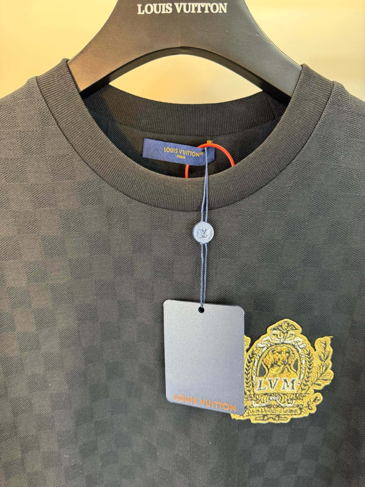 ルイヴィトン 半袖Tシャツ バッジジャカード 高品質 A30756