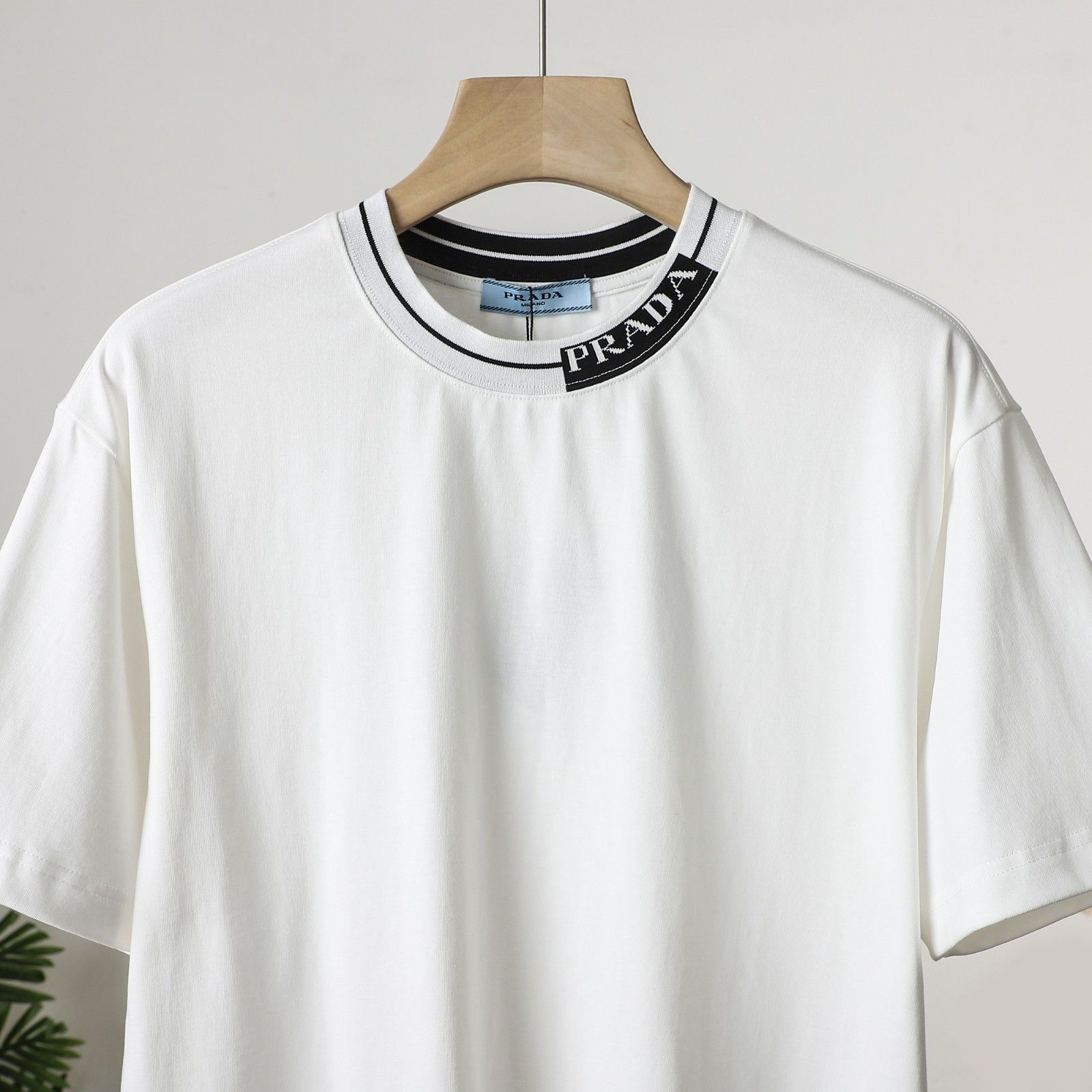 プラダ 半袖tシャツ シンプル 刺繍ロゴ 高級感 A30760