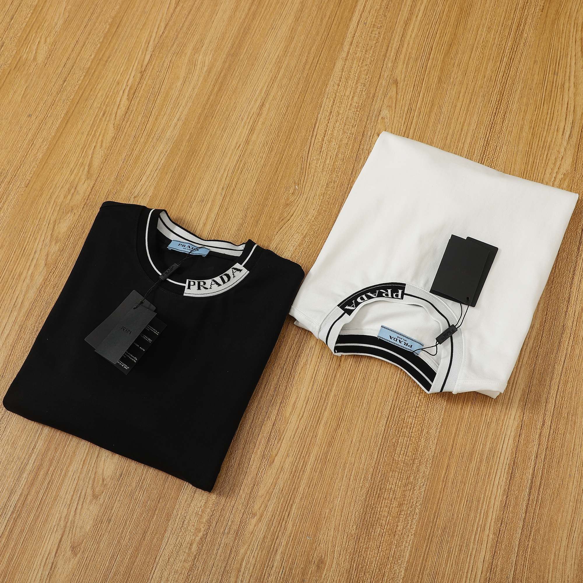 プラダ 半袖tシャツ シンプル 刺繍ロゴ 高級感 A30760