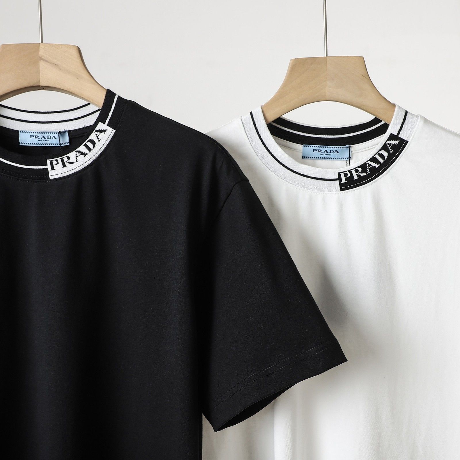 プラダ 半袖tシャツ シンプル 刺繍ロゴ 高級感 A30760