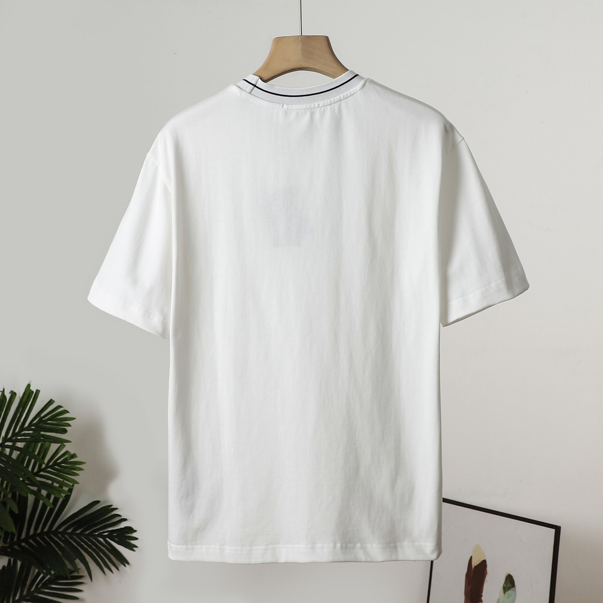 プラダ 半袖tシャツ シンプル 刺繍ロゴ 高級感 A30760