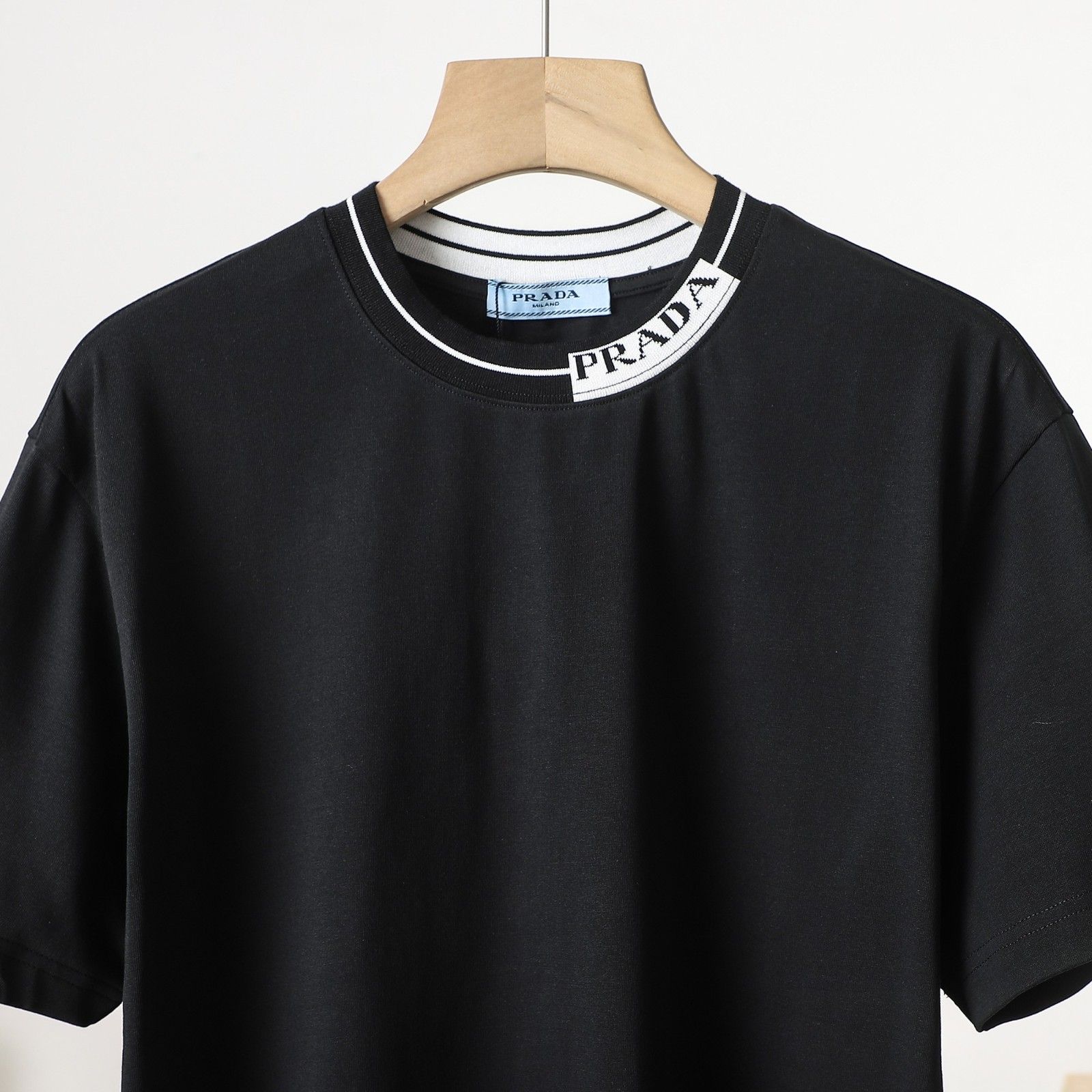 プラダ 半袖tシャツ シンプル 刺繍ロゴ 高級感 A30760