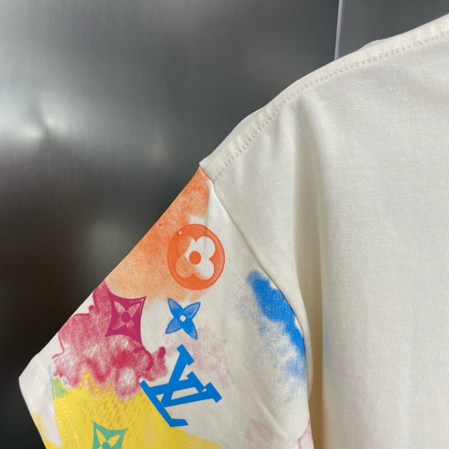 ルイヴィトン 半袖Tシャツ プリント 高品質 コットン A30769