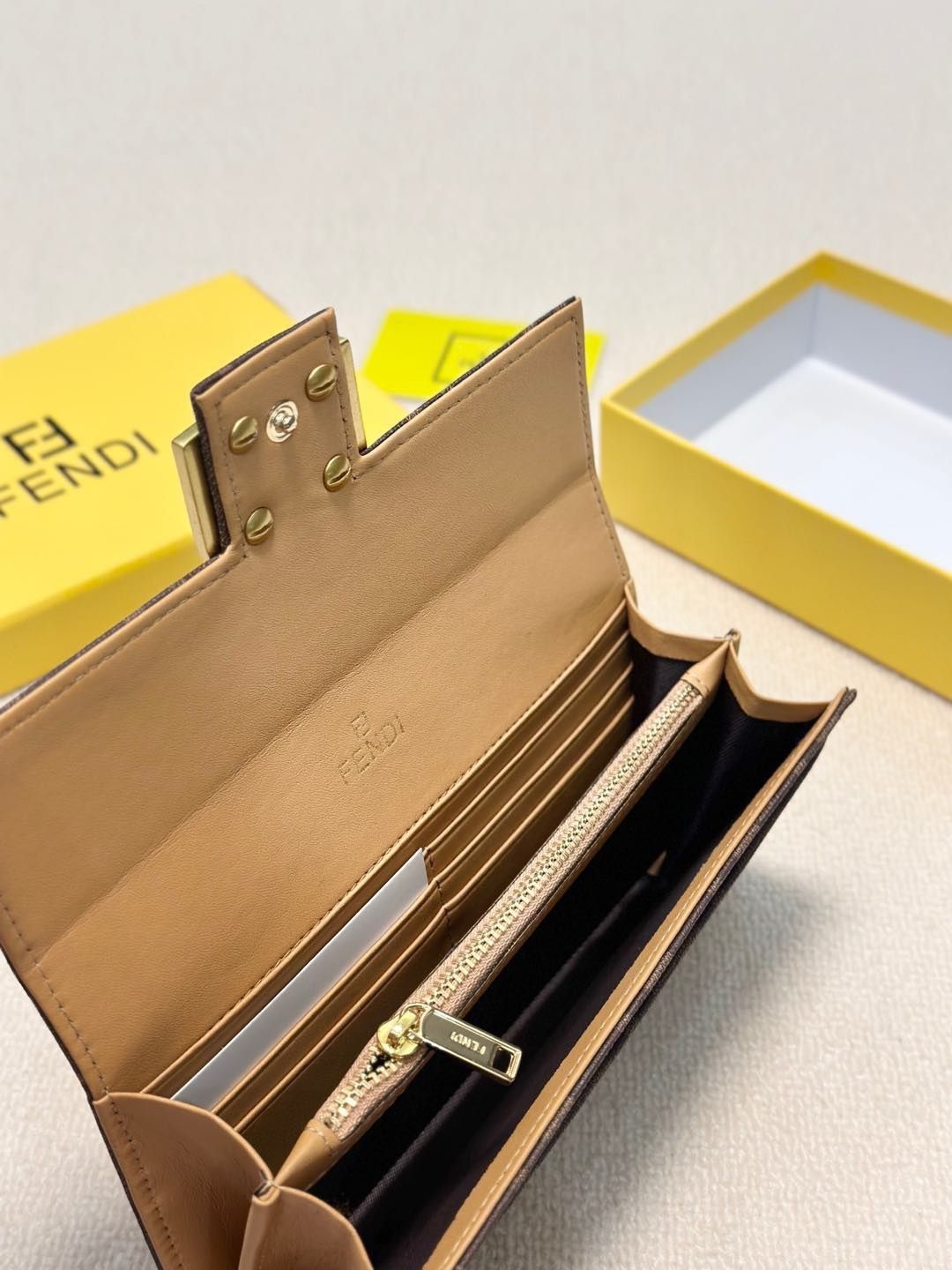 フェンディ 長財布 ウォレット レザー A30765