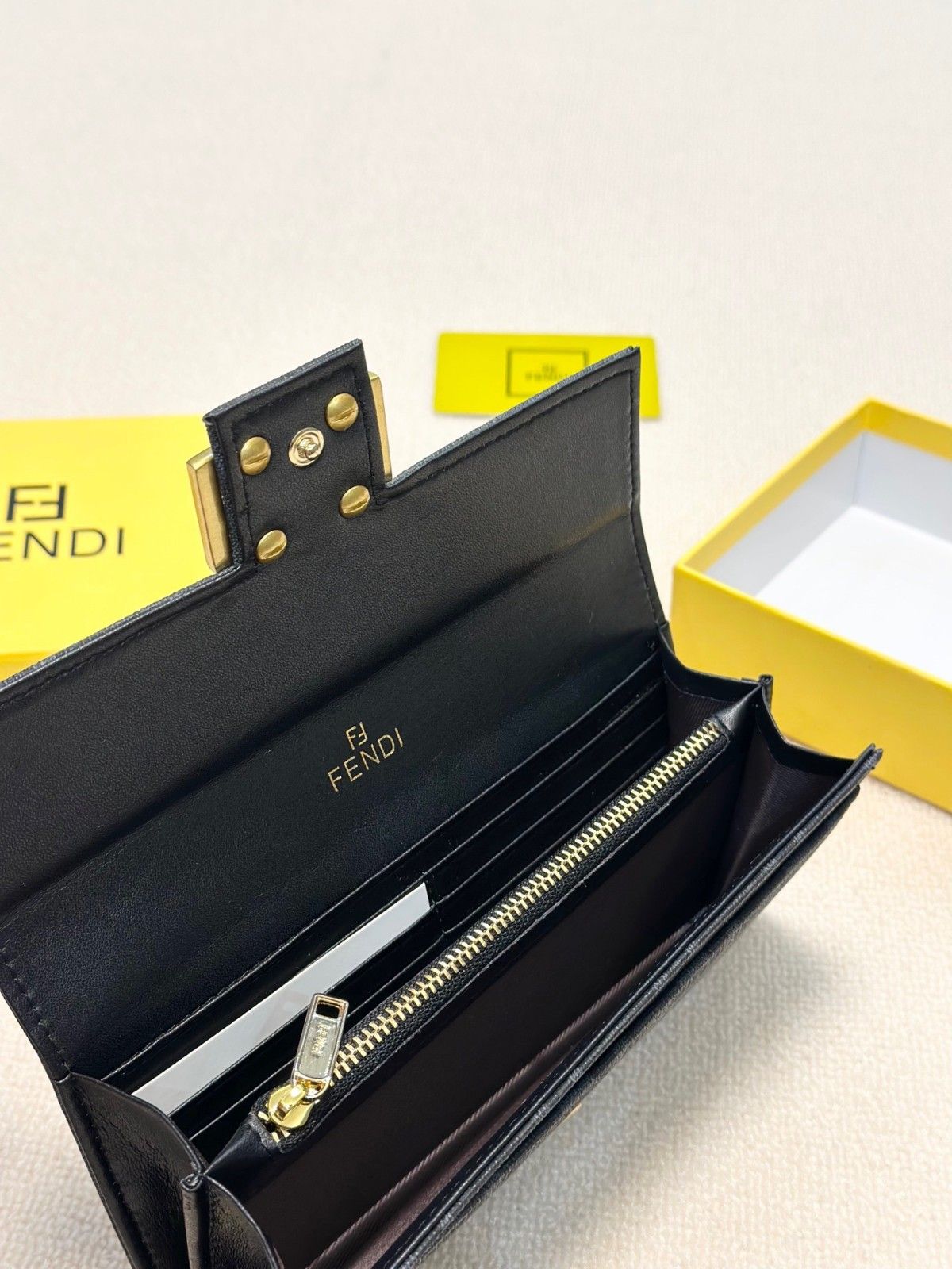 フェンディ 長財布 ウォレット レザー A30765