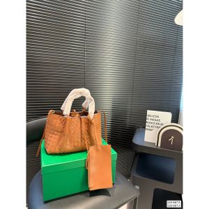 ボッテガ ヴェネタ 編み込みトートバッグ 高級感 レザー A30792