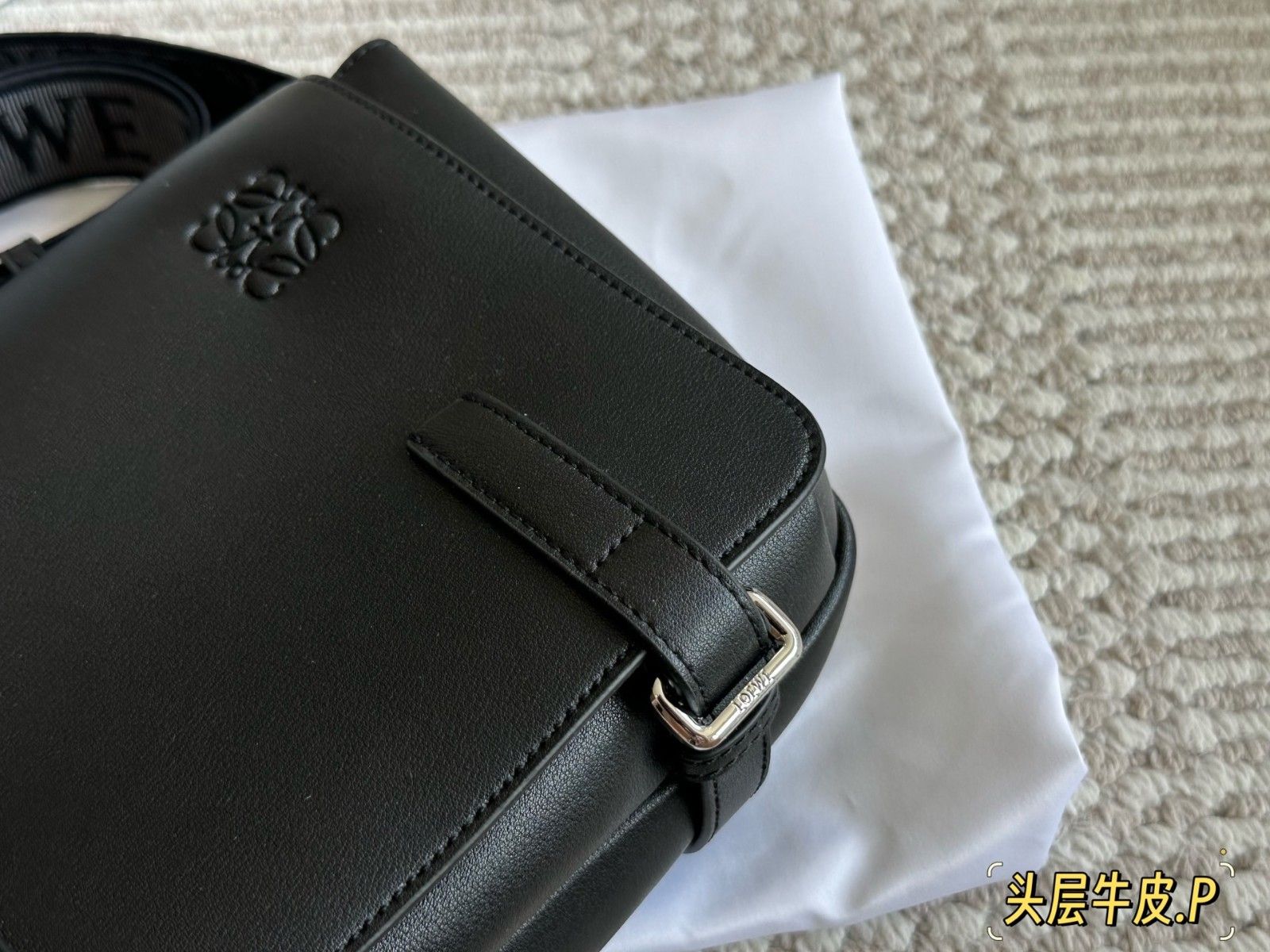 ロエベ メッセンジャーバッグ ショルダーバッグ メンズ向け Military A30824