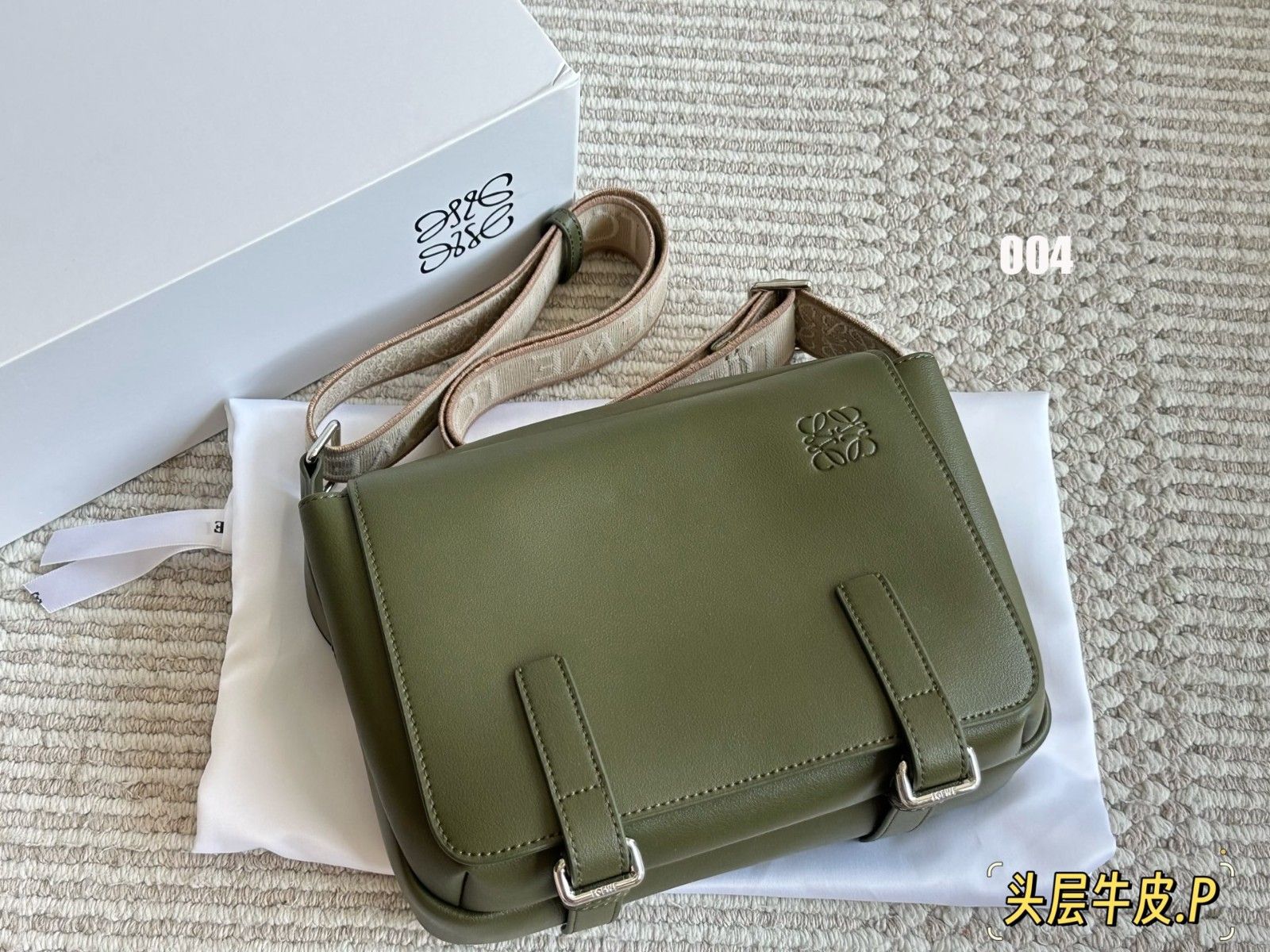 ロエベ メッセンジャーバッグ ショルダーバッグ メンズ向け Military A30824