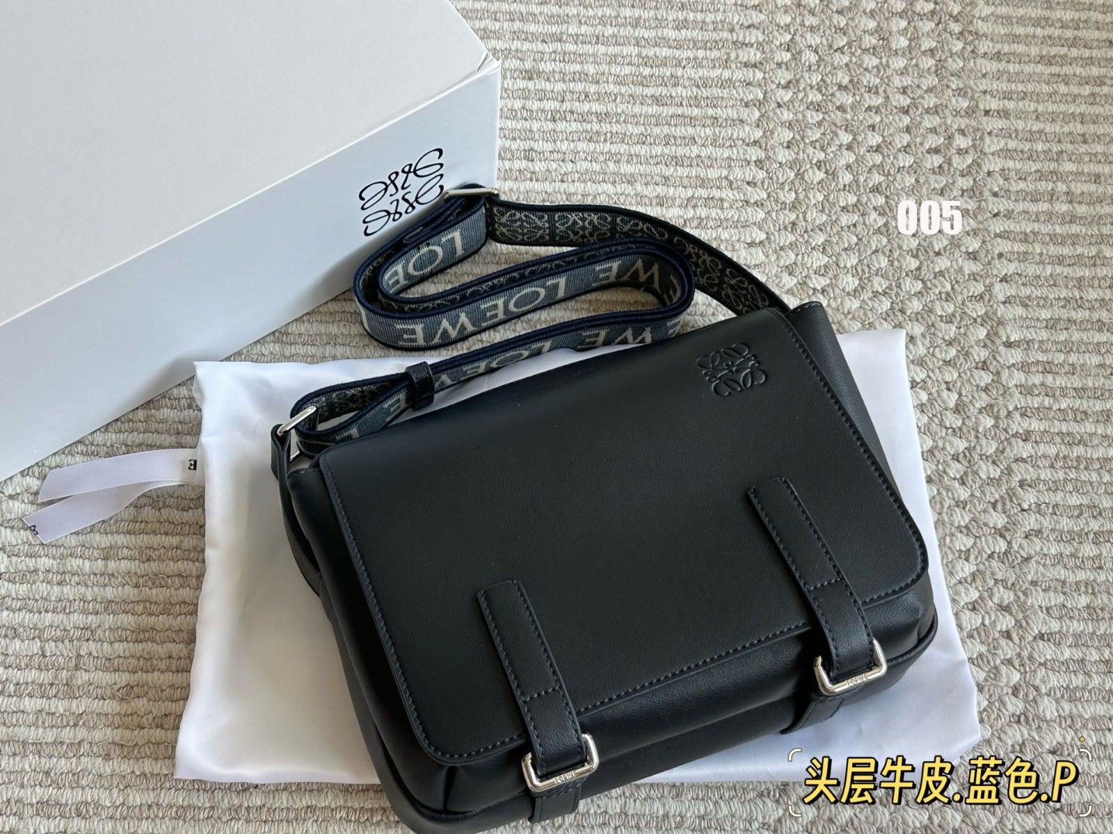 ロエベ メッセンジャーバッグ ショルダーバッグ メンズ向け Military A30824
