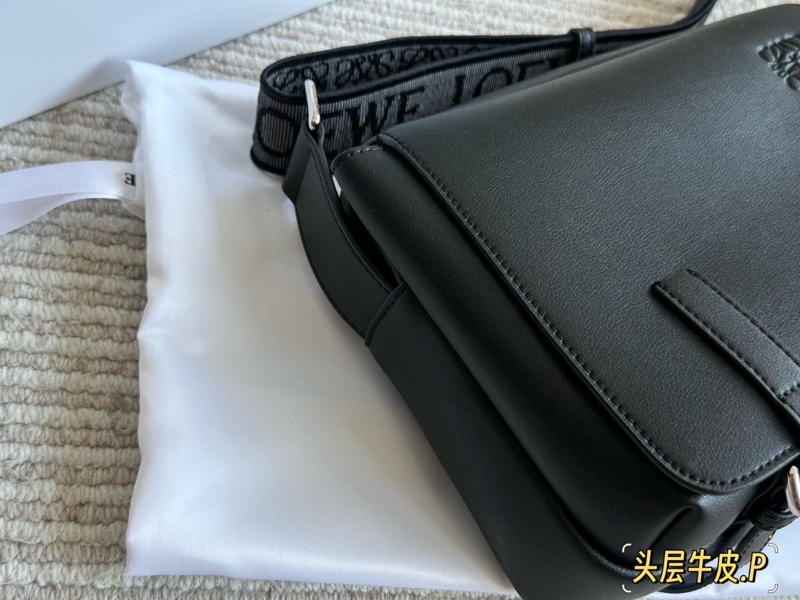 ロエベ メッセンジャーバッグ ショルダーバッグ メンズ向け Military A30824