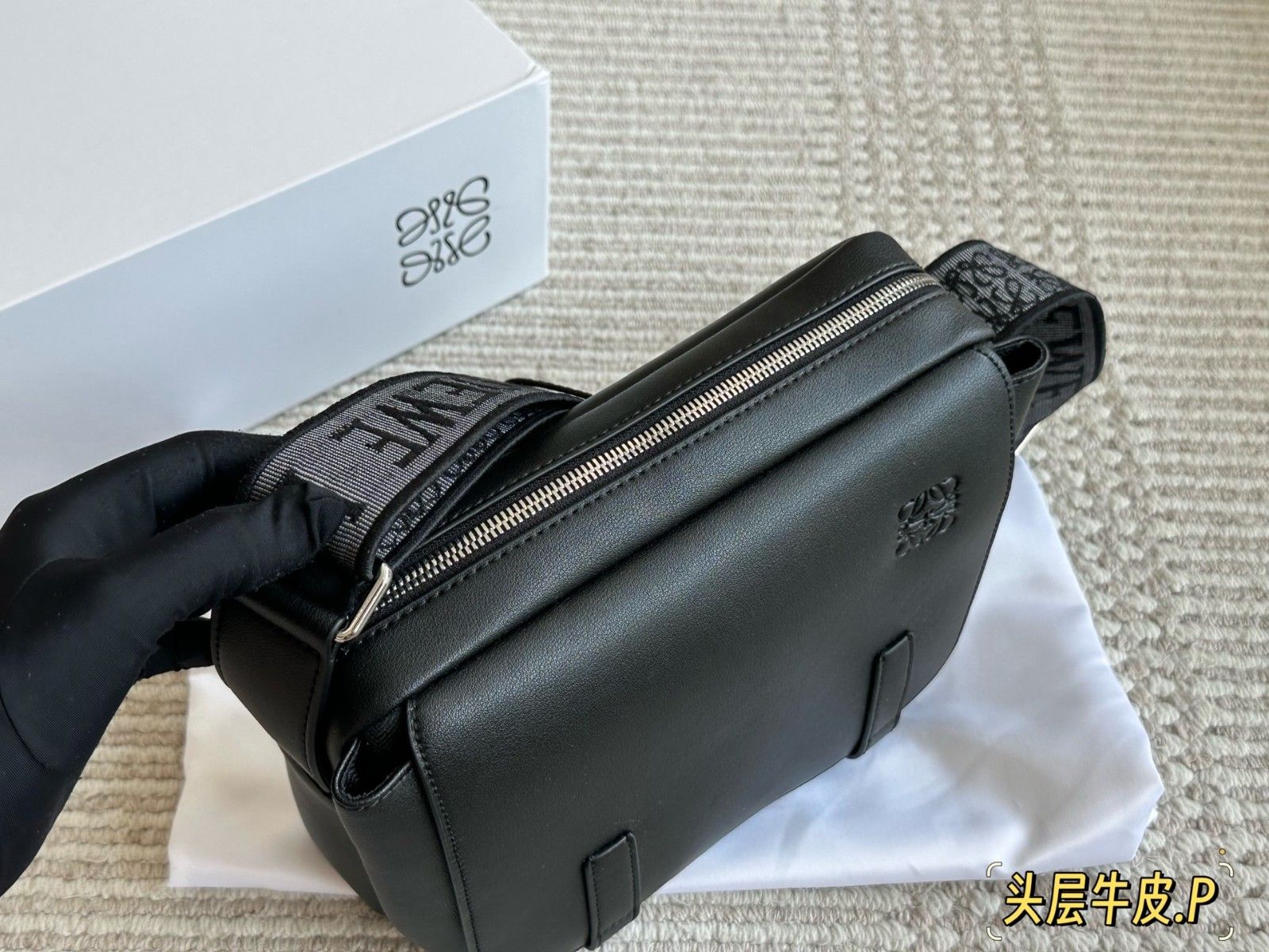 ロエベ メッセンジャーバッグ ショルダーバッグ メンズ向け Military A30824