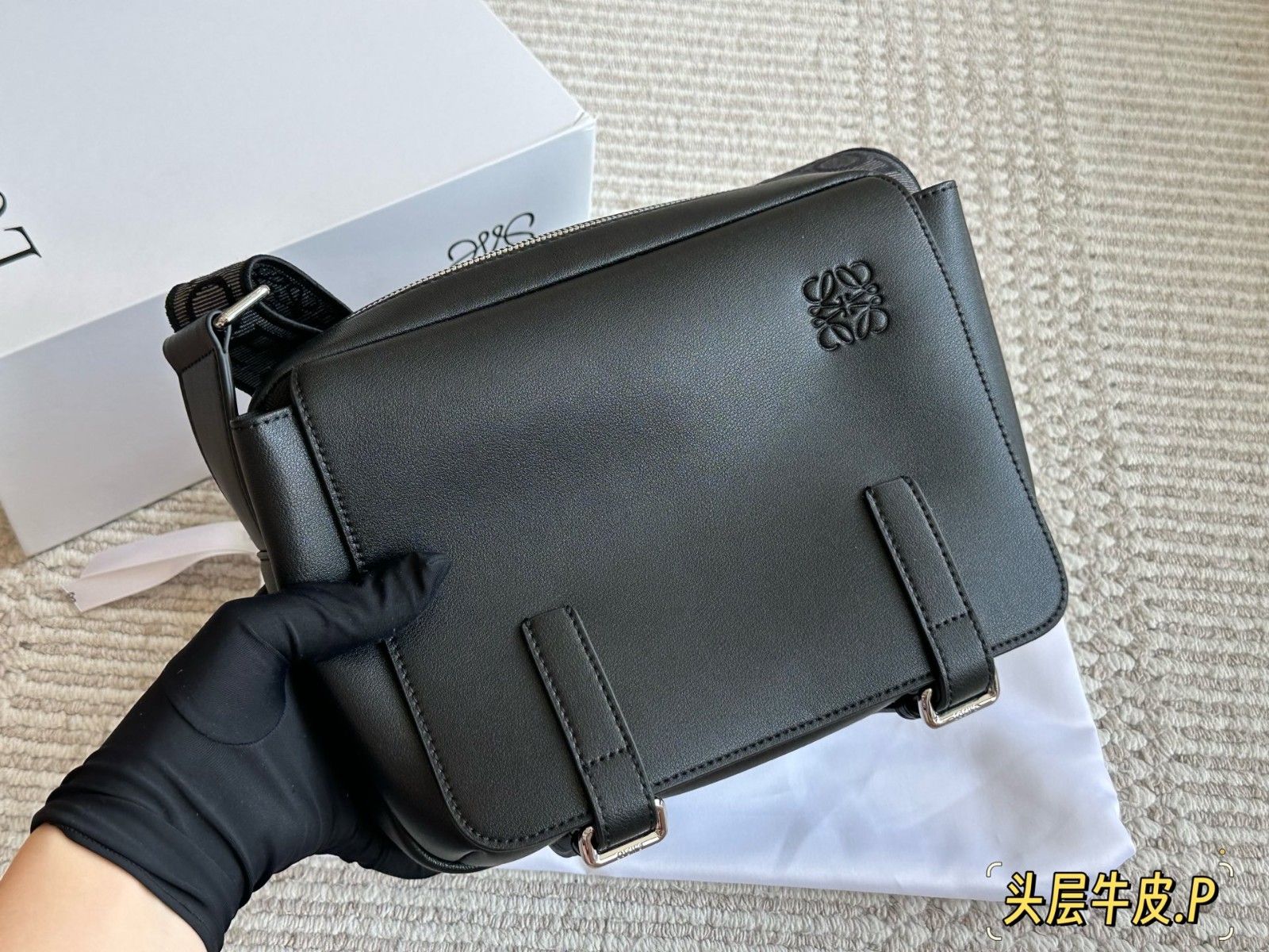 ロエベ メッセンジャーバッグ ショルダーバッグ メンズ向け Military A30824