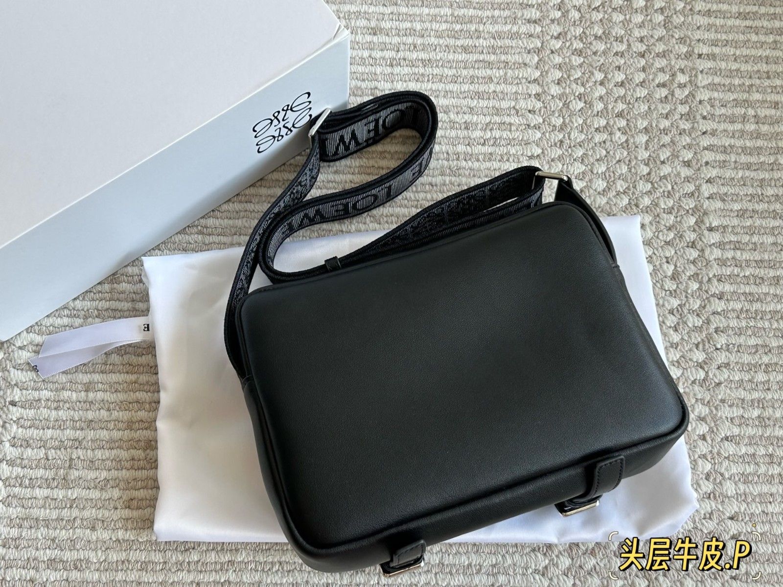 ロエベ メッセンジャーバッグ ショルダーバッグ メンズ向け Military A30824