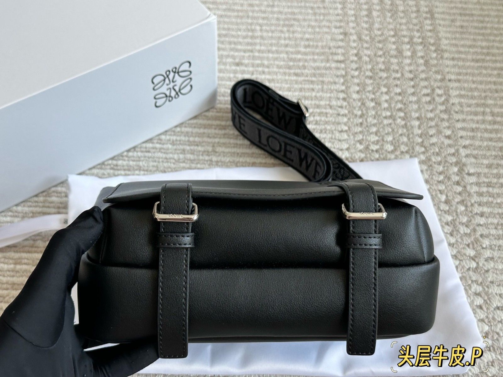 ロエベ メッセンジャーバッグ ショルダーバッグ メンズ向け Military A30824